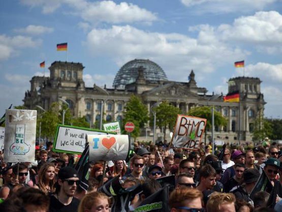 In Berlin startet die 20. Hanfparade. Foto: Britta Pedersen/dpa