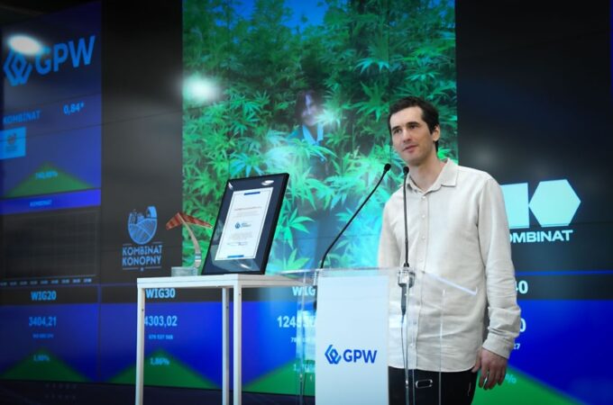 Un fabricant polonais de textiles à base de chanvre suscite une forte demande lors de son introduction en bourse à Varsovie